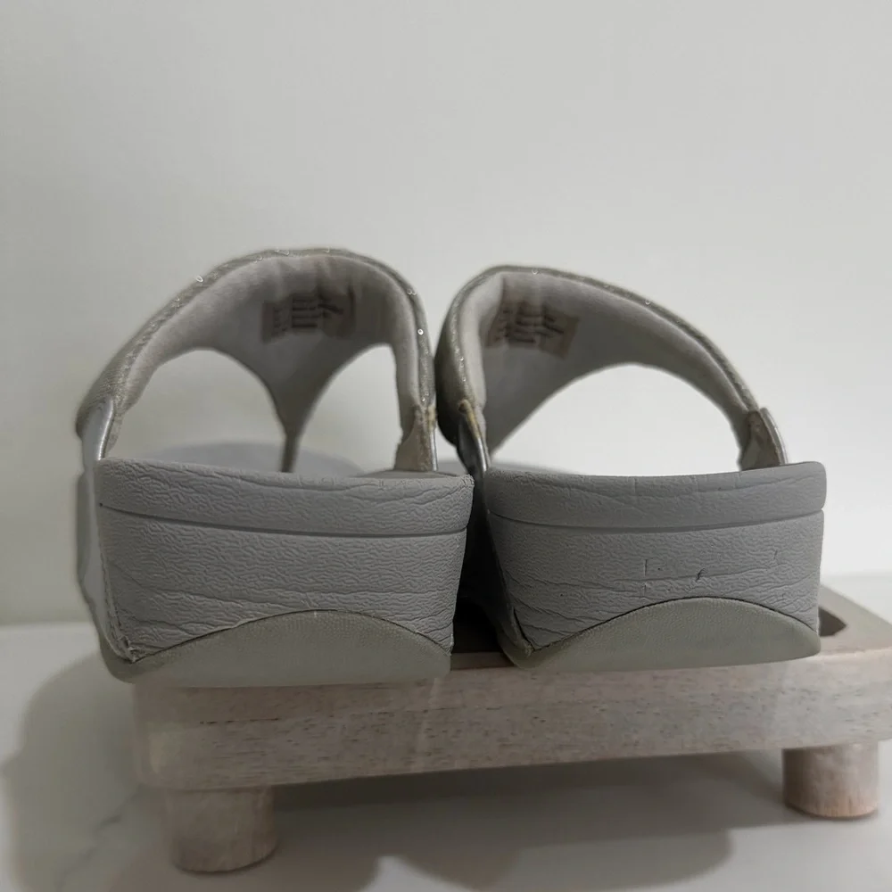 Fitflop  Size 7 Lulu Shimmerlux Womens Sandal Silver Toe Post Slip-On - Picture 5 of 10